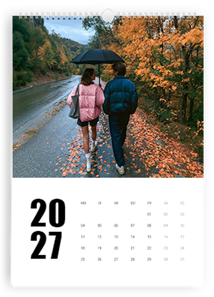 Hochformatiger Wandkalender 2027 mit Foto eines Paares mit Regenschirm auf einer herbstlichen Straße und Kalendarium