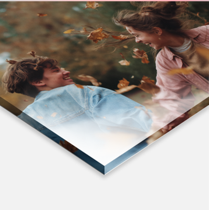 Ecke eines Acrylglasbildes mit sichtbarer Plattenkante und Foto eines Paares im Herbstlaub