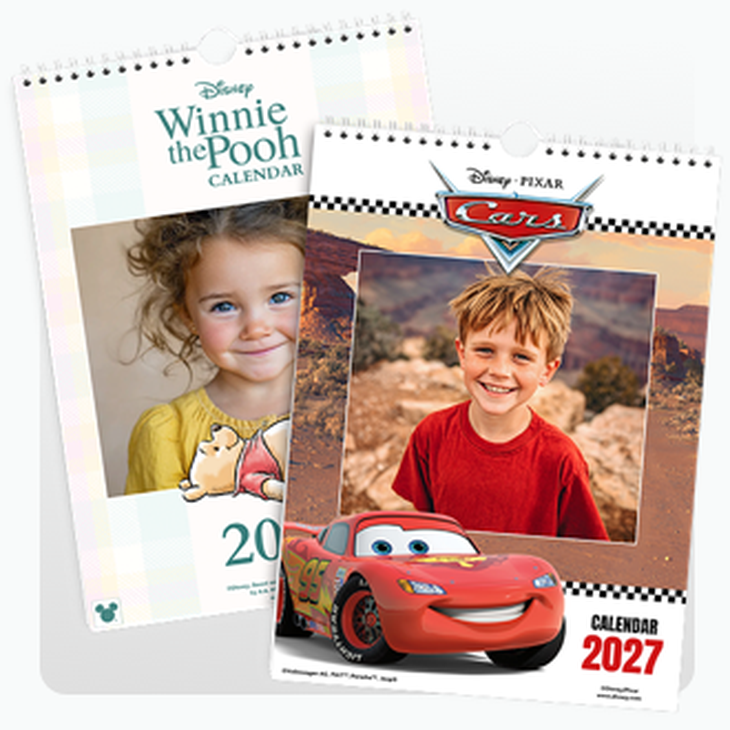 Zwei Disney-Fotokalender 2027 mit Winnie Puuh und Cars: Fotos eines Mädchens und eines Jungen neben Lightning McQueen