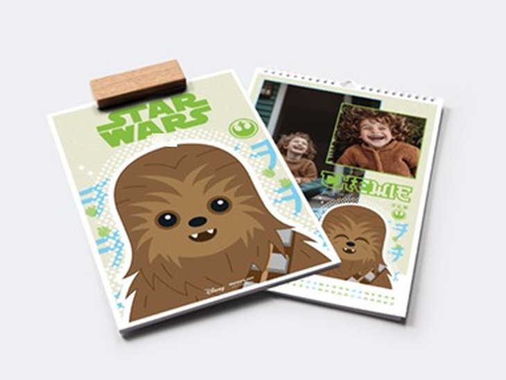 Page de couverture et une page de calendrier d'un calendrier mural A4 avec Chewbacca de Star Wars et des photos d'enfants personnelles