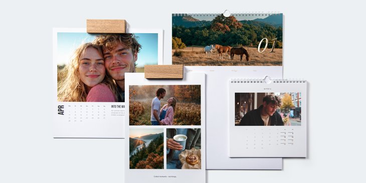 Vier Wandkalender in Hoch-, Quer- und quadratischem Format mit Holzblock: Paarfotos, Pferde auf der Weide, Herbstlandschaft