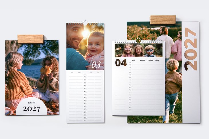 Drei Familienplaner mit eigenen Spalten für jedes Familienmitglied, Fotos von spielenden Kindern und Vater mit Baby