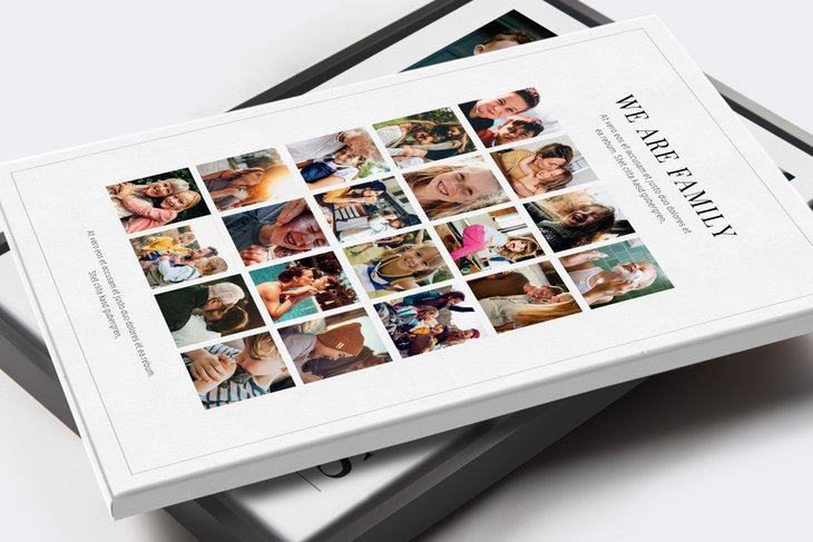 Leinwand-Fotocollage 'We Are Family' mit seitlich gedrehtem Titel und vielen kleinen Familienfotos im Raster