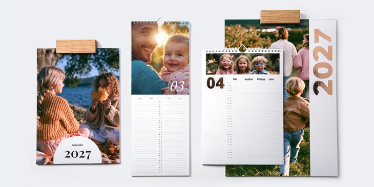 Drei Familienplaner mit eigenen Spalten für jedes Familienmitglied, Fotos von spielenden Kindern und Vater mit Baby