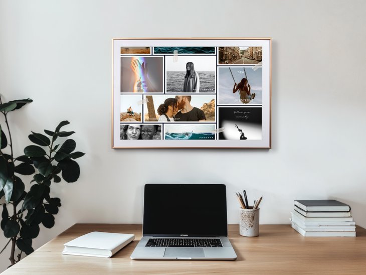 Gerahmte Vision-Board-Fotocollage mit vielen kleinen Bildern hängt über einem Schreibtisch mit Laptop