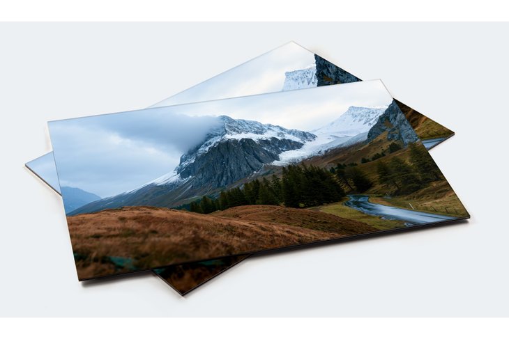 Zwei gestapelte Gallery-Bond-Bilder mit Panorama-Landschaftsmotiv aus schneebedeckten Bergen und grünen Hügeln
