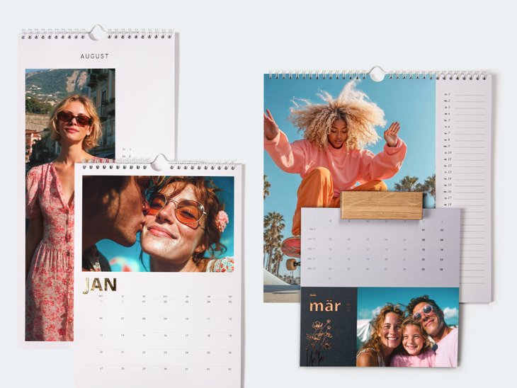 Vier Terminkalender mit Terminspalten: Frau im Blumenkleid, Paar, Skaterin und lachende Familie, teils mit Metallic-Veredelung