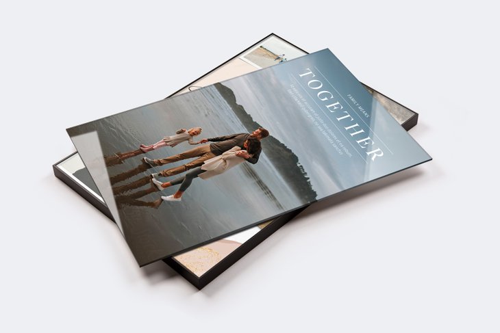 Fotocollage auf Acrylglas mit Artbox-Rahmen, Titel 'Together' und großem Familienfoto am Strand
