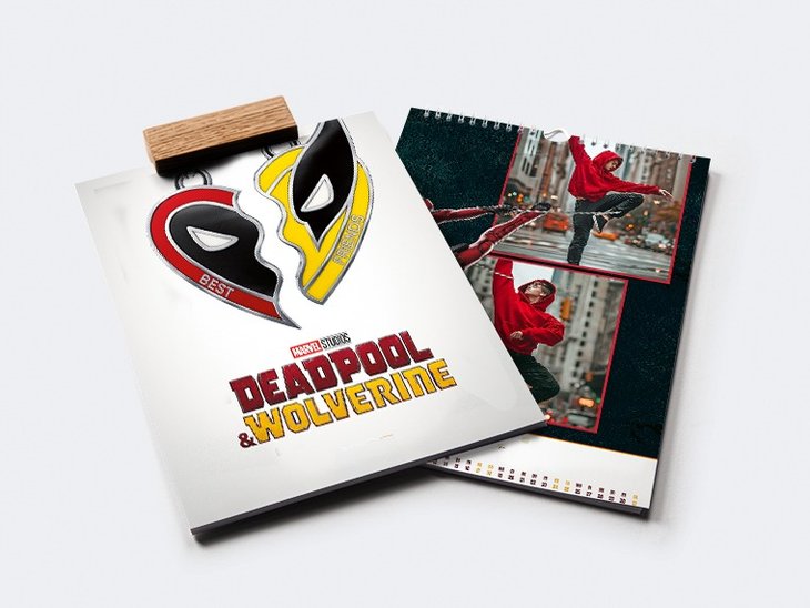 Zwei Fotokalender: ein Kalender mit Holzblock-Aufhängung mit dem Deadpool & Wolverine 2025" Filmplakat und ein Kalender mit Spiralbindung und personalisierten Fotos im Spiderman-Look
