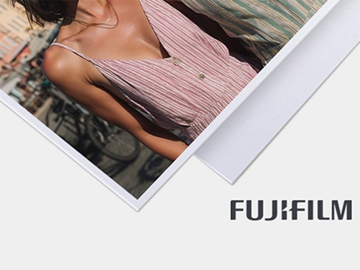 Fotoabzug auf mattem Fujifilm-Fotopapier mit Porträtmotiv einer Frau in sommerlichem Kleid