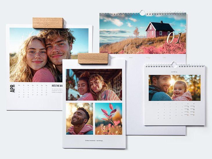 Quatre calendriers muraux avec différents designs, mises en page, reliure spirale ou suspension en bois présentent des photos de famille et des paysages dans un style automnal.