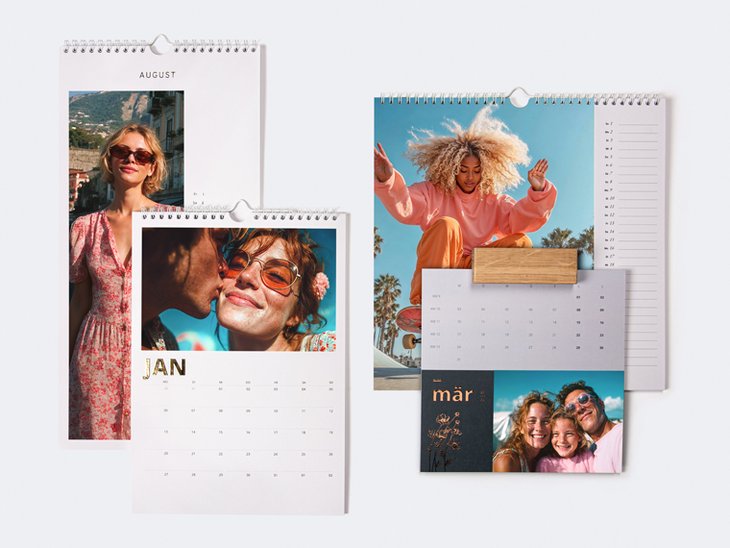 Cuatro agendas con diferentes diseños, maquetaciones, calendarios, encuadernación en espiral o colgador de madera muestran fotos de retratos.