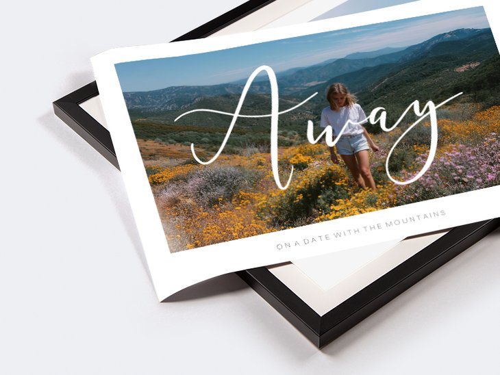 Gerahmtes Panorama-Poster 'Away' mit großem Schriftzug über einem Foto einer Frau in einer Blumenwiese vor Bergen