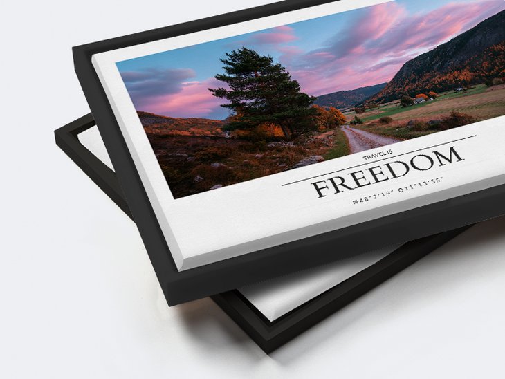 Leinwand-Fotocollage 'Travel is Freedom' mit schwarzem Schattenfugenrahmen und herbstlicher Landschaftsaufnahme