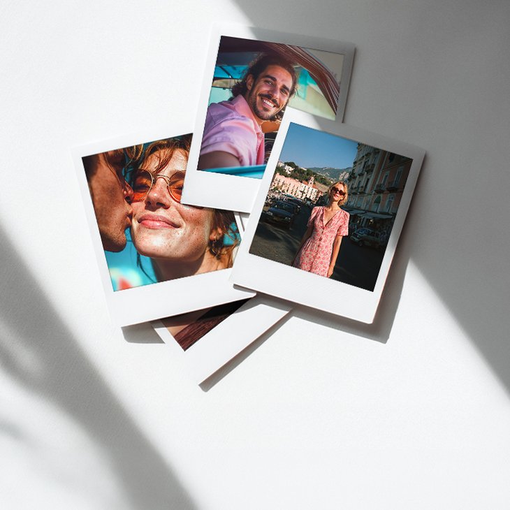Drei Retro-Fotoabzüge im Polaroid-Stil mit Urlaubs- und Pärchenmotiven auf hellem Untergrund