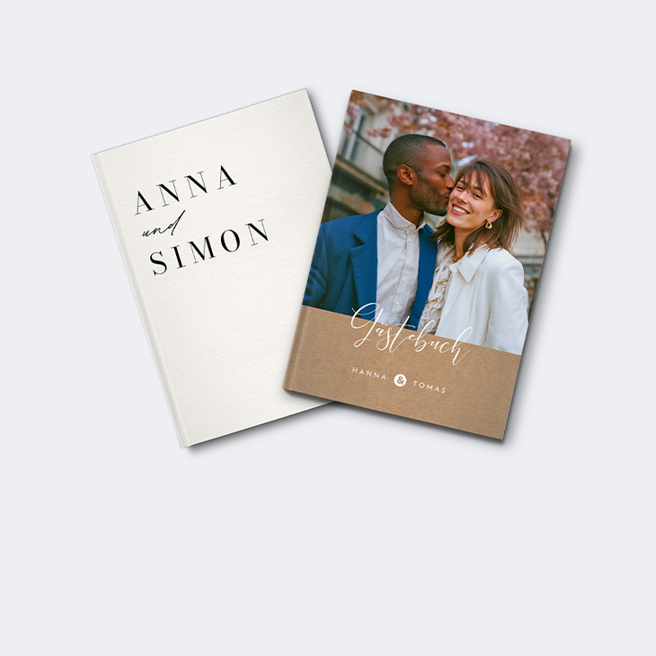 Zwei Hochzeits-Gästebücher: eines mit schlichtem Leinen-Cover 'Anna und Simon', eines mit Foto eines küssenden Paares und dem Titel 'Gästebuch Hanna & Tomas'