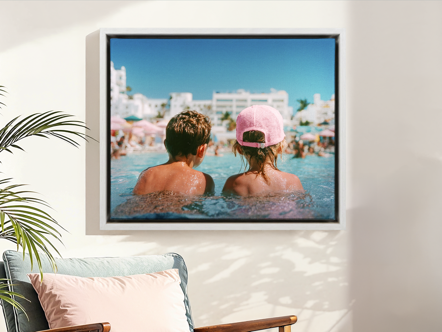 Poster mit Weiss-Gemasert-Rahmen – Wandansicht