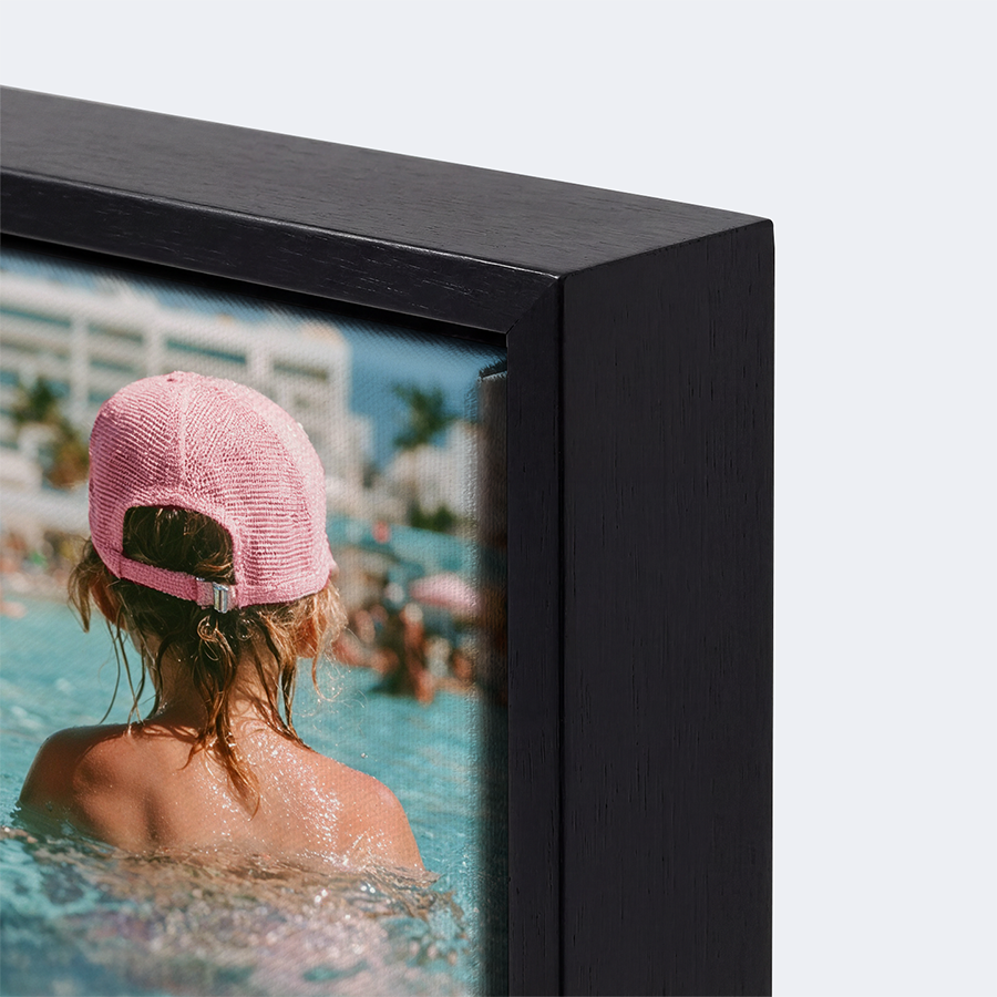 Gerahmter Fotodruck mit schwarz gemasertem Holzrahmen – Detailansicht