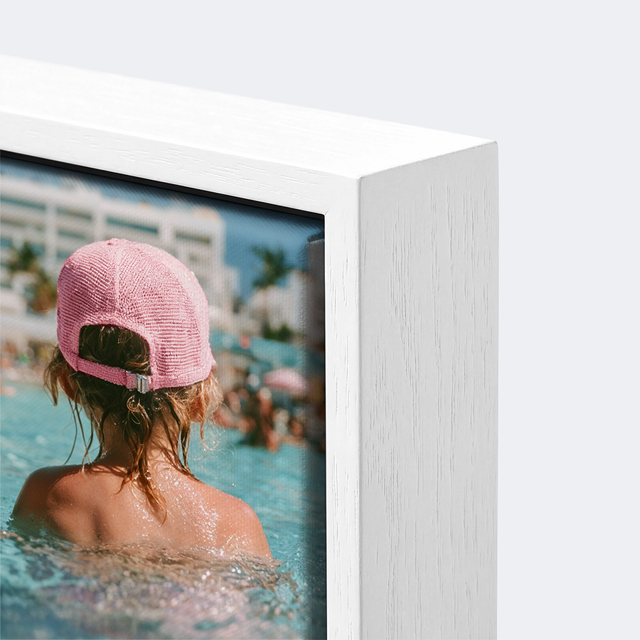 Gerahmter Fotodruck mit weiß gemasertem Holzrahmen – Detailansicht