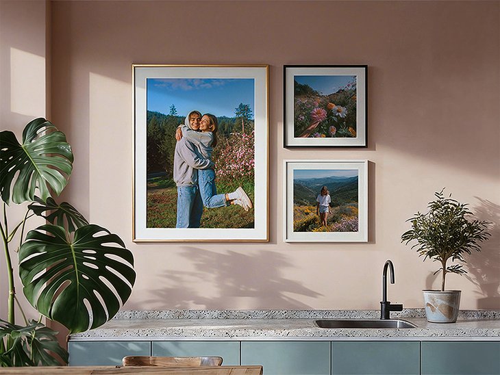 Wohnzimmer mit vier Wandbildern in unterschiedlichen Formaten und Rahmen