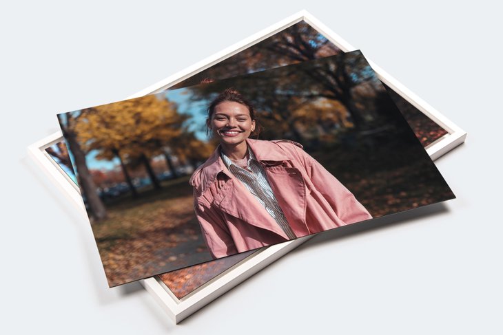 Weiß gerahmte Alu-Dibond-Bilder mit lächelnder Frau im rosa Mantel im herbstlichen Park