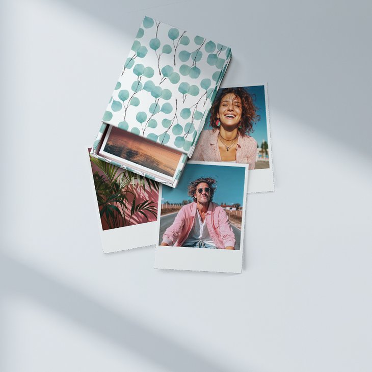 Due box foto con foto in stile retrò appoggiate davanti a loro