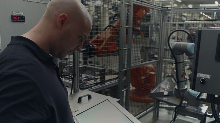 Como robôs colaborativos aumentam a produtividade de máquinas CNC?