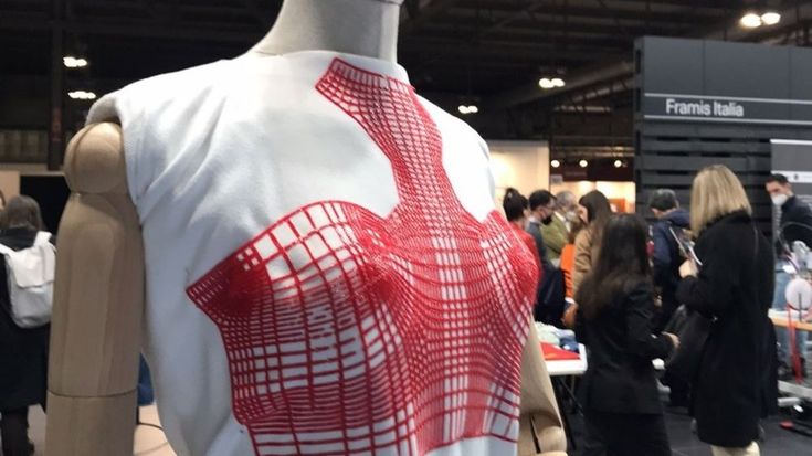 Scopri come i cobot possono stampare vestiti in 3D