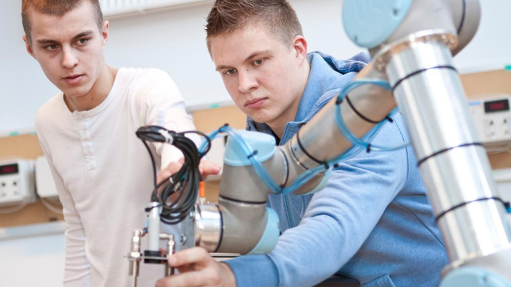 Cobots im weißen Kittel | Universal Robots 