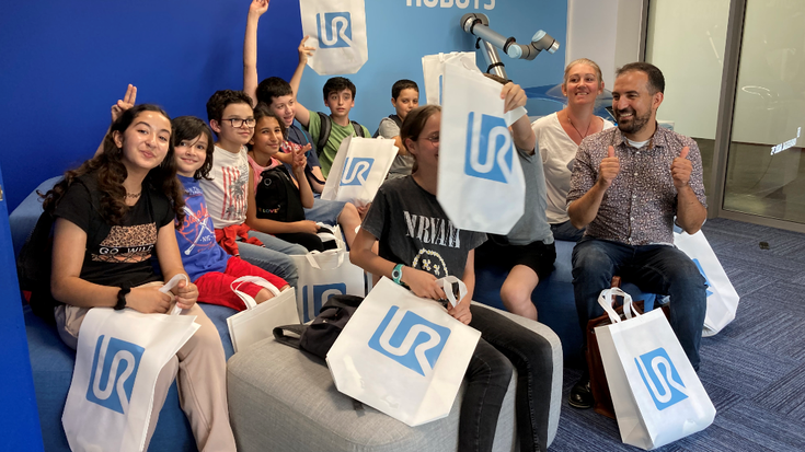 Des collégiens rendent visite aux cobots Universal Robots