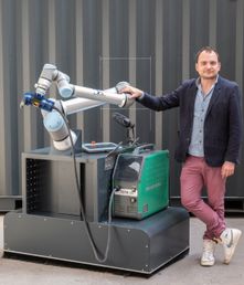 Avec les cobots, nos opérateurs sollicitent leur propre curiosité et sont libres d’imaginer les applications de demain. Cela les implique davantage et, pour l’entreprise, attire de nouveaux employés
