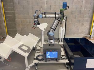 Le magasin d’entrée rempli de pièces à usiner est indexé au châssis du cobot