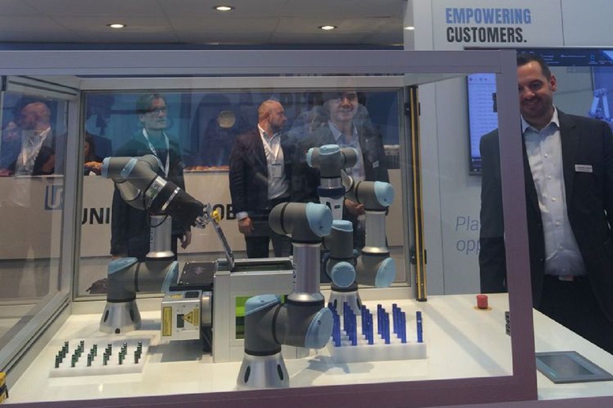 UR Roboter bauten Taschenlampen, die die Besucher gleich mitnehmen durften