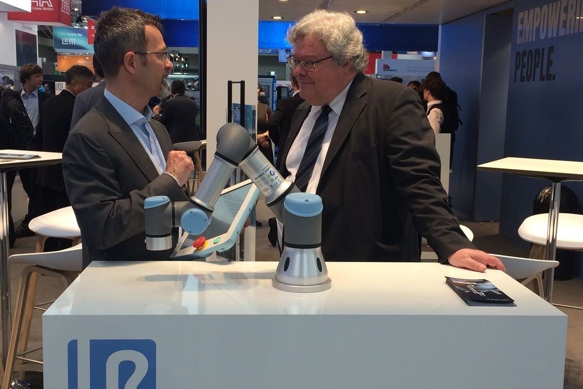 Reinhard Bütikofer, Mitglied des Europäischen Parlaments, lässt sich von Helmut Schmid die Roboter zeigen