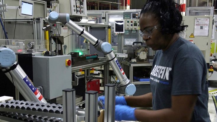 Bij ThyssenKrupp Bilstein in Hamilton (Ohio) werden de cobots verwelkomd door operator Quenna Quarles. Zij was vroeger verantwoordelijk voor de machinebehandeling, een taak die nu geautomatiseerd is door UR10-cobots. "Ik had veel pijn in het verleden. Ik moest constant fysiek dit doorboren en dat verplaatsen," zegt ze. "Nu loopt het productie proces beter en is mijn werk makkelijker, want ik laad alleen de buizen en laat de cobots de rest doen."
