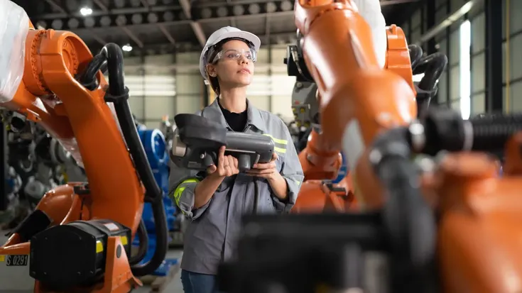 a automação robótica colaborativa, o operador programa e supervisiona o robô de perto, combinando a precisão da máquina com o julgamento humano no chão de fábrica.