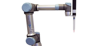 Ein UR5e, der mit der luftlosen Dosiervorrichtung SD30/55 von AIM Robotics versehen ist