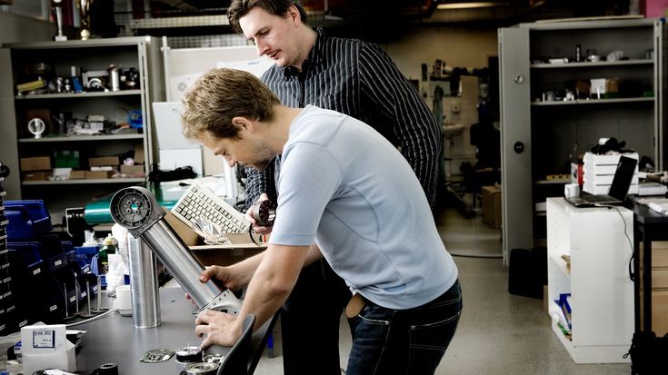 Esben Østergaard und Kristian Kassow entwickeln den ersten Cobot