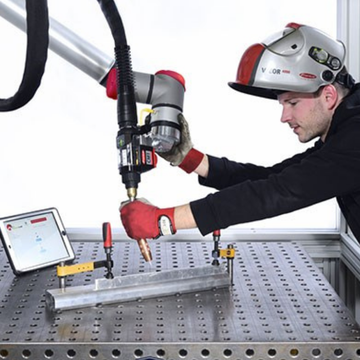 Ein Handschweißgerät verbundener UR10e&nbsp;mit dem UR+ Anwendungs-Kit SmartArc von fsk industries