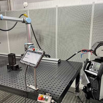 Ein UR5e mit dem ergonomischen Eingabegerät TracePen des UR+ Partners Wandelbots