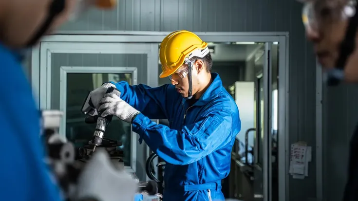 A Manutenção Produtiva Total (TPM) envolve o próprio operador nos cuidados diários com o equipamento, reduzindo paradas inesperadas na produção.