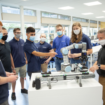 Um die Fachkräfte von morgen fit für die Zukunft zu machen, setzt die Carl-Benz-Schule in Koblenz das Thema Automatisierung ganz oben auf den Lehrplan. Mit UNIVERSAL ROBOTS EDUCATION und einem kollaborativen Roboter lernen die Schüler nicht nur die Theorie, sondern haben auch Spaß an der Praxis.