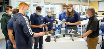 Dank der Schulungszelle kommen Auszubildende frühzeitig mit den Cobots in Berührung.&nbsp;