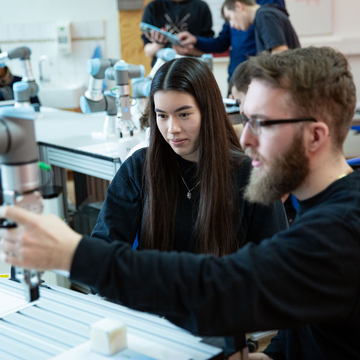 Die Auszubildenden der Berufsgruppe Mechatronik in der Berufsschule für Metall, Design, Mechatronik mit Cobots von Universal Robots. Auf diese Weise erwerben sie frühzeitig wichtiges Fachwissen und sind für die Arbeitswelt von morgen bestens gerüstet.