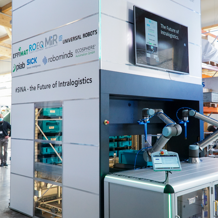 Der vollautomatische Kommissionierturm und die UR Cobots bilden das Herzstück der SINA (© SINA Partner).