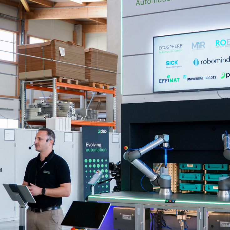 Danny Denk, Geschäftsführer von&nbsp;ECOSPHERE® Automation, präsentiert die SINA beim Life-Event.&nbsp;(© SINA Partner).