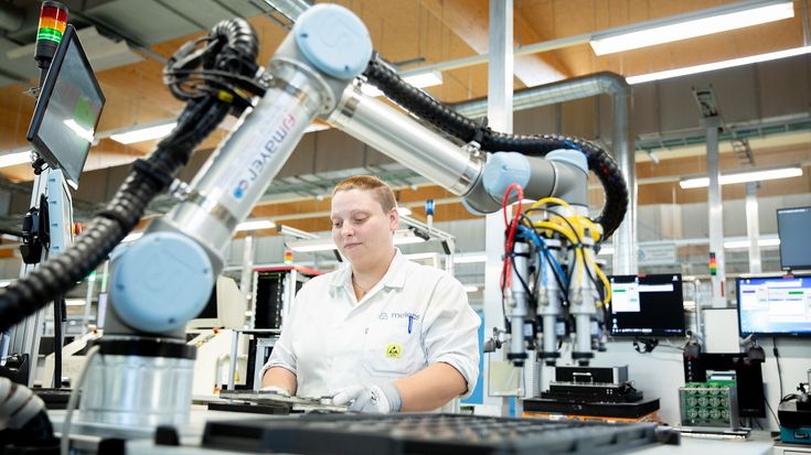 Neues Anwendungsbeispiel: UR5-Cobot verpackt zwei Millionen Leiterplatten jährlich