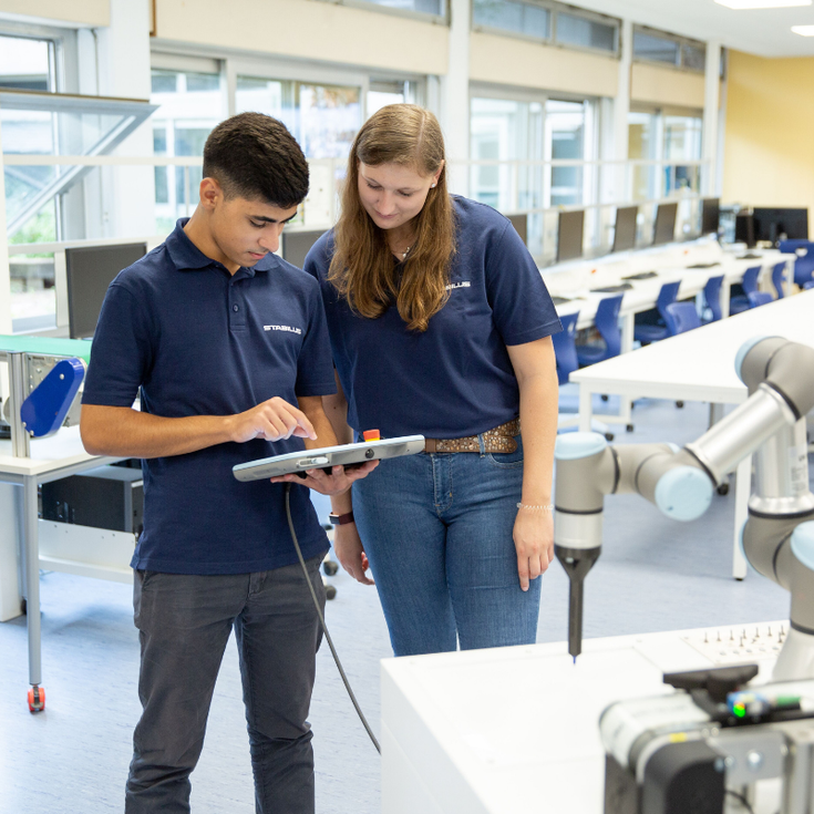 Um die Fachkräfte von morgen fit für die Zukunft zu machen, setzt die Carl-Benz-Schule in Koblenz das Thema Automatisierung ganz oben auf den Lehrplan. Mit UNIVERSAL ROBOTS EDUCATION und einem kollaborativen Roboter lernen die Schüler nicht nur die Theorie, sondern haben auch Spaß an der Praxis.