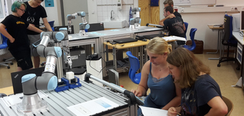 Die Auszubildenden der Berufsgruppe Mechatronik in der Berufsschule für Metall, Design, Mechatronik mit Cobots von Universal Robots. Auf diese Weise erwerben sie frühzeitig wichtiges Fachwissen und sind für die Arbeitswelt von morgen bestens gerüstet.