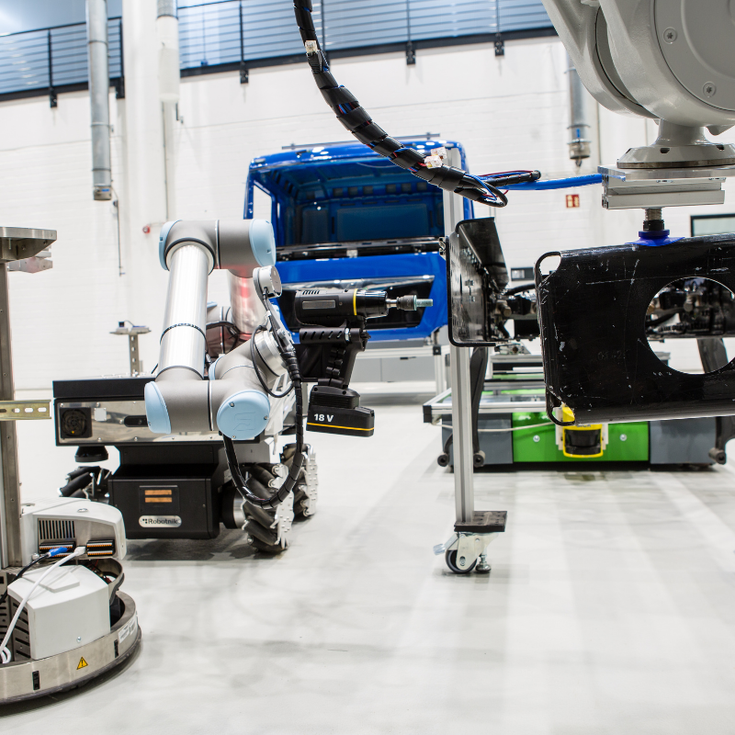 Ein mobiler Cobot von Universal Robots übernimmt autonom den Montageprozess in der Beispielfertigung.